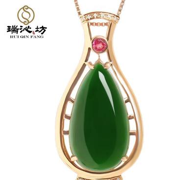 精致典雅 菠菜綠和田玉大碧玉吊墜，18K金鑲鉆，展現(xiàn)東方女性魅力